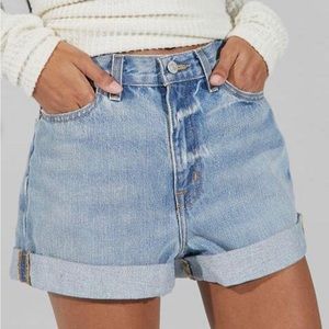 BDG High-waisted Mom Short Light Blue Denim Wash. WORN 1 TIME ONLY